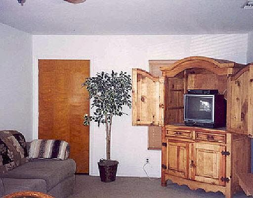 3rd image of 8026 CEDAR VIEW DR