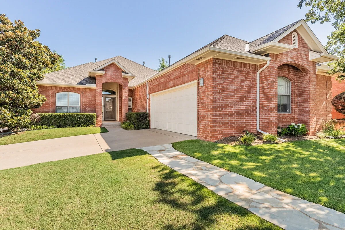 3 bed, 2.0 bath, 2247 sqft, $2,395 — Photo 1
