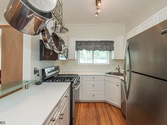 4th image of 607 Brittany Dr