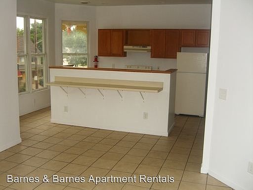 5th image of 601 W Cross St