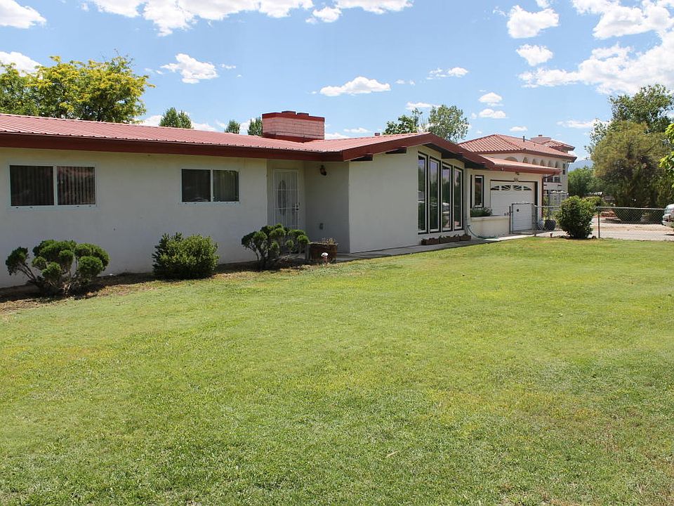 1st image of 916 La Joya St