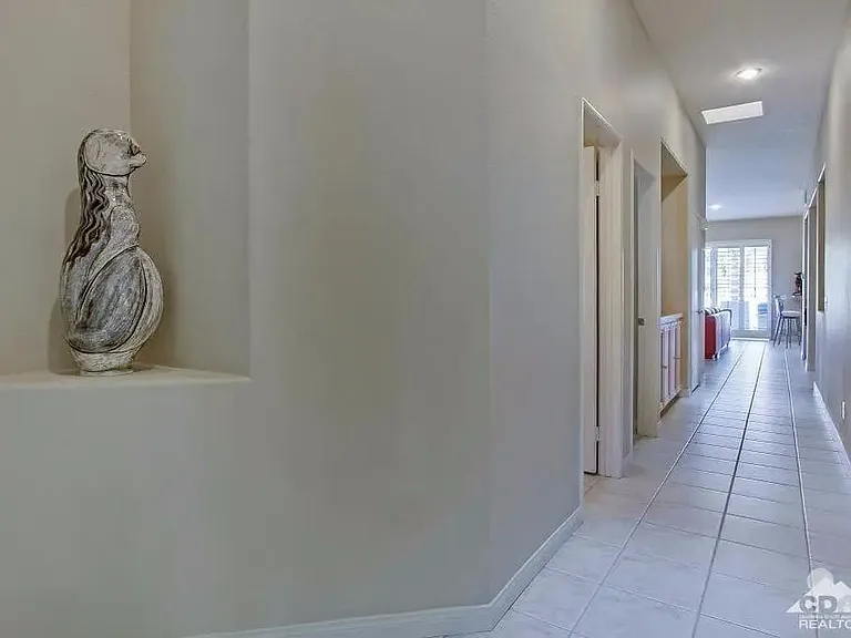 285 W Kavenish Dr — Photo 32