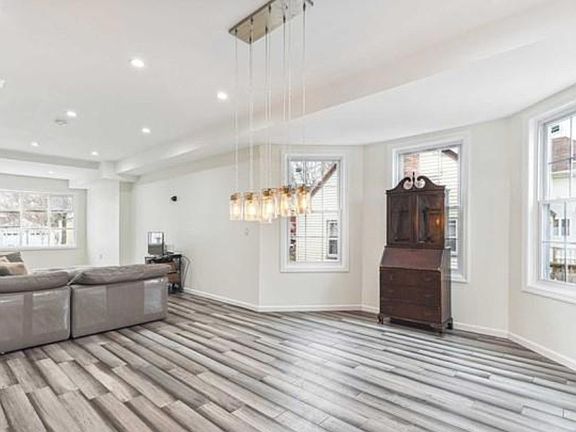 5th image of 103 Poplar St