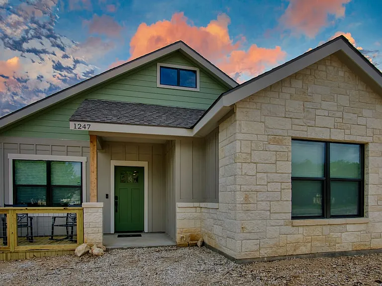 1247 Greenhill Dr — Photo 1