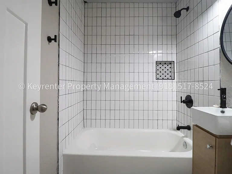 E Independence St Fourplex — Photo 20