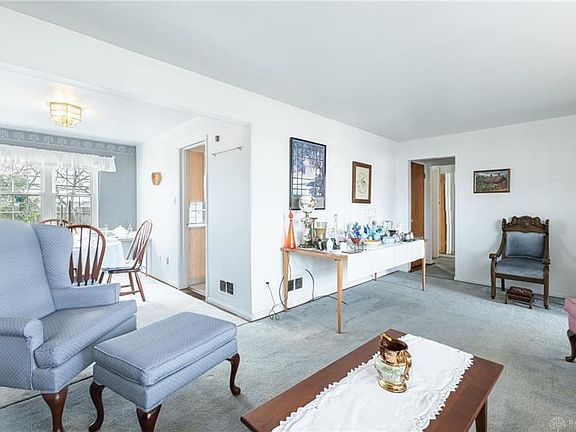 3rd image of 413 Rockcliff Cir
