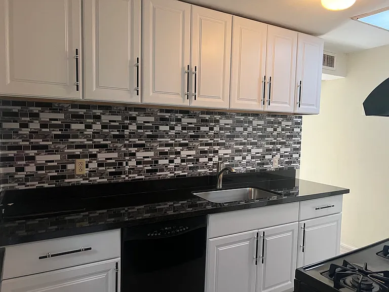 1421 E Elm St — Photo 4