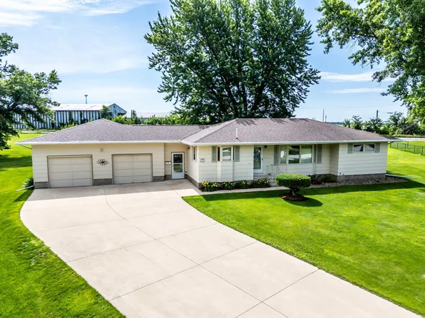 201 Rainbow Dr, Fairbank, IA 50629