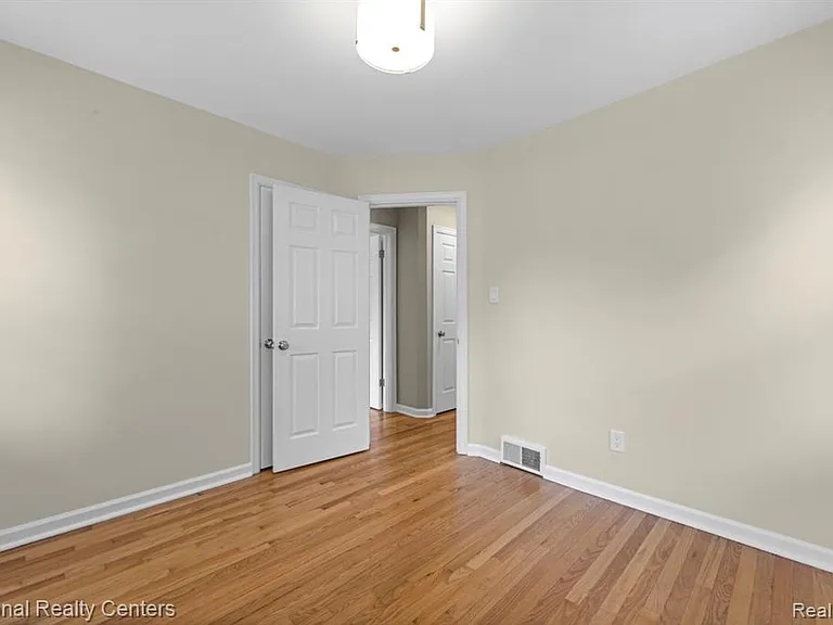 4521 Elmwood Ave — Photo 22