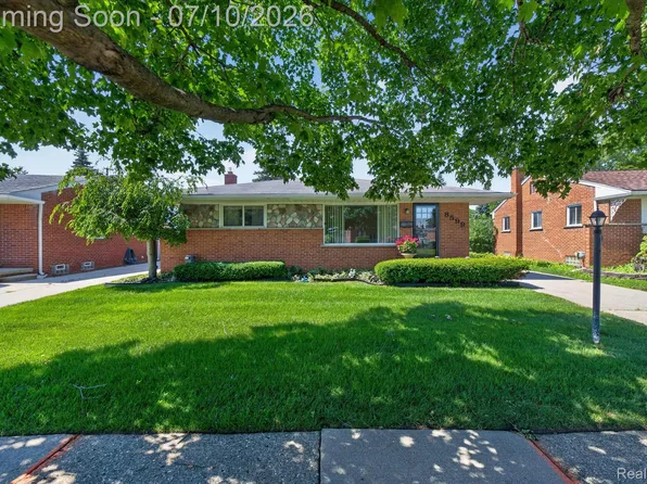 8599 Cardwell St, Westland, MI 48185