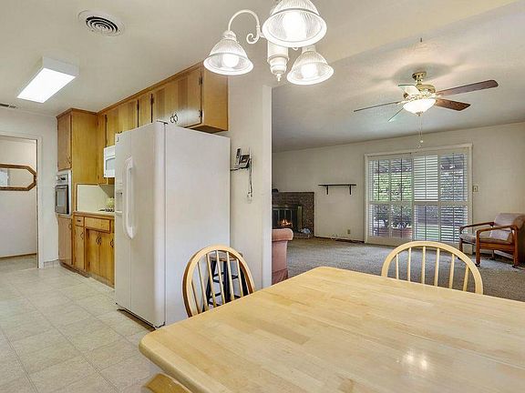 5th image of 104 S Loma Dr