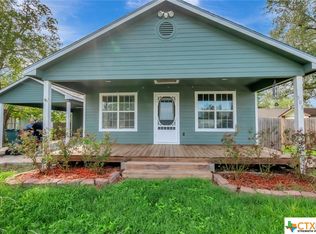 305 Sample St, Edna, TX 77957