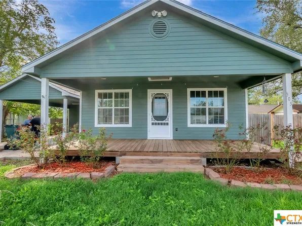 305 Sample St, Edna, TX 77957