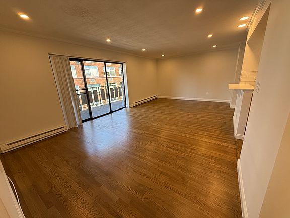5th image of 320 Hammond Pond Pkwy APT 504