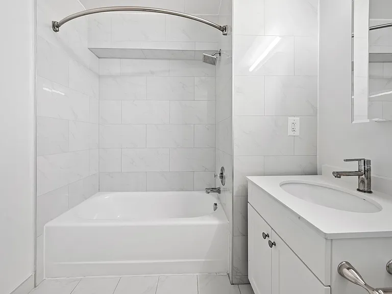 Elevate your daily routine in the stylish bathroom of Newport. With modern finishes and a serene ambiance, this space is designed for relaxation and comfort. Explore your new home today and see what makes Newport truly special!