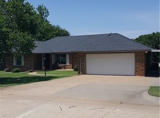 318 Stonegate Dr, Guthrie, OK 73044
