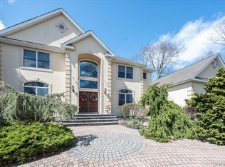 129 Round Swamp Rd, Huntington, NY 11743