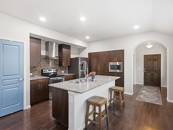 4th image of 452 Harding Ln