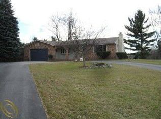 1784 Honeysuckle Ln, Milford, MI 48380