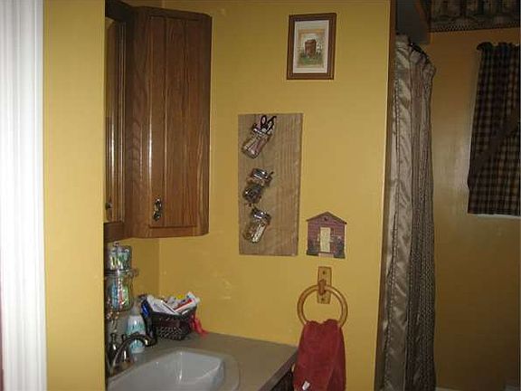 5th image of 253 Edgewood Dr