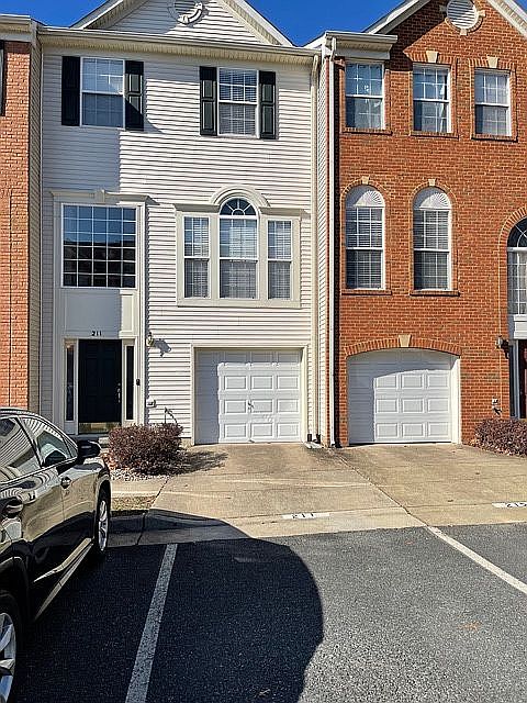 1st image of 211 Langley Ct