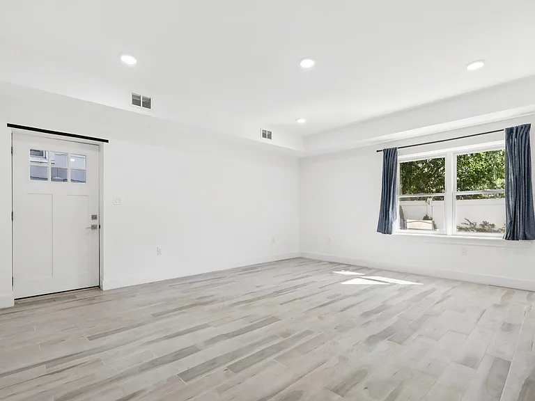 131 Zabriskie St — Photo 19