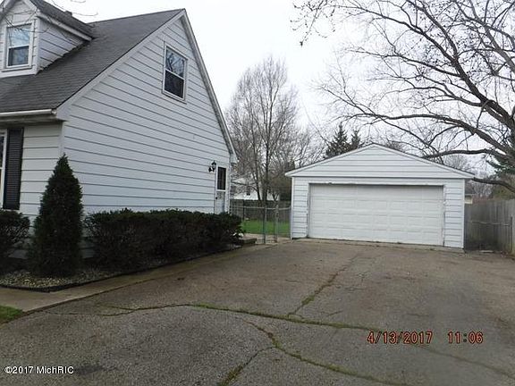 3rd image of 528 Woodlark St