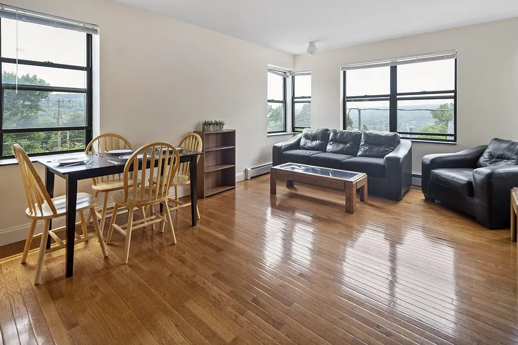 4 bed, 1.5 bath, 1200 sqft, $1,250 — Photo 1