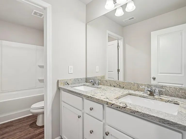 College Manor — Photo 11