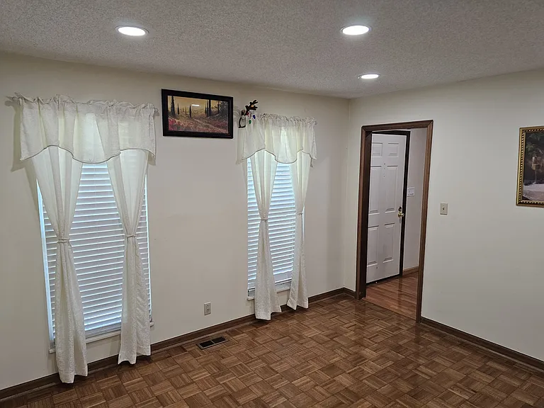 605 Waterford Dr — Photo 8