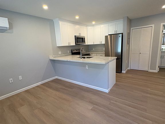 2nd image of 1083 Laurel St #D