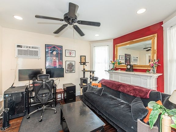 3rd image of 107 Sheridan Ave