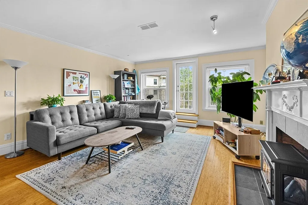 3 bed, 2.5 bath, 1882 sqft, $6,500 — Photo 2