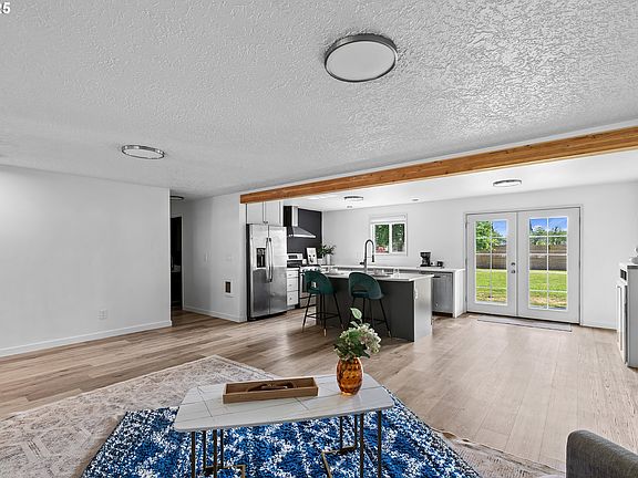 4th image of 605 SE 104th Ave