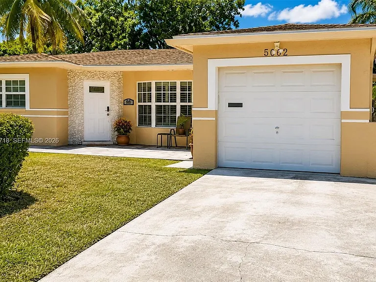 5062 NW 41st Pl — Photo 2