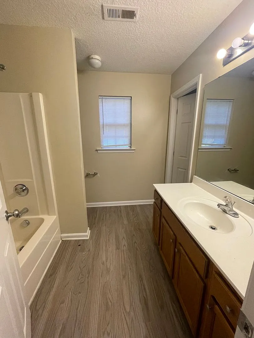 Kadey3733 is a well-maintained 4-bedroom, 2-bath home in Charlotte, NC, located minutes from Upto... — Photo 4