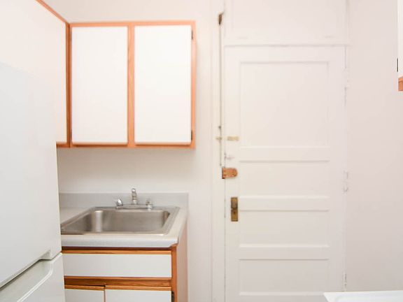 2nd image of 2623 W Gunnison St #T3