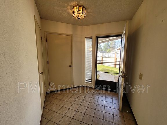 3rd image of 171 River Run Cir
