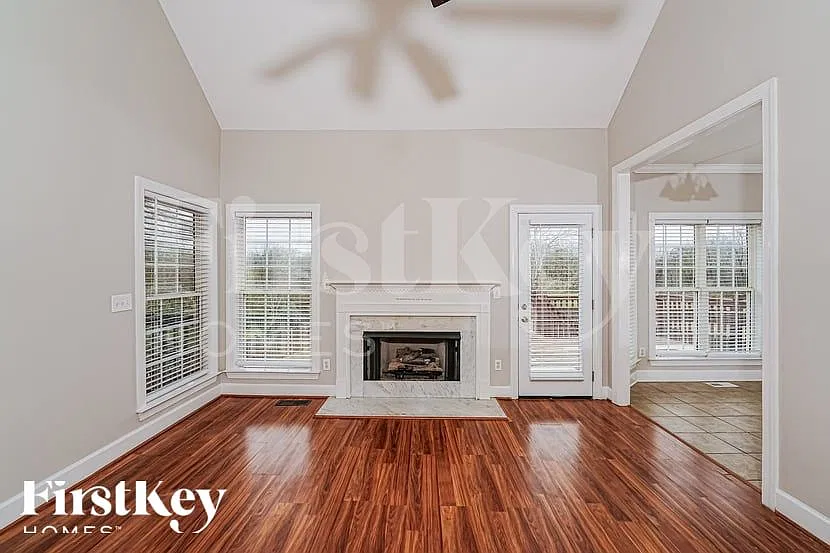 4 bed, 3.0 bath, 2397 sqft, $2,420 — Photo 3