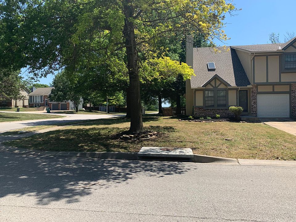 Spacious 3 Bedroom 4 Bathroom half duplex with basement! Excellent location right off 119th and Quivira! Walking distance to Johnson County Community College!