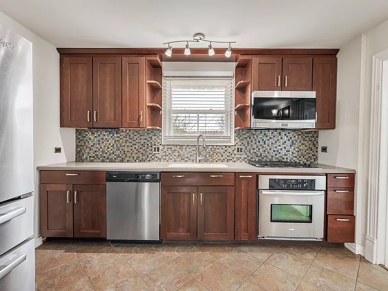 200 Highlands St — Photo 34