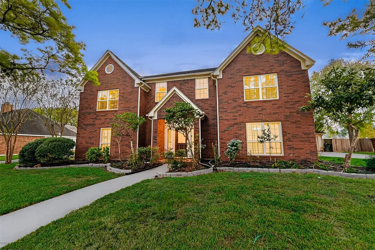 5 bed, 3.5 bath, 3622 sqft, $3,600 — Photo 2