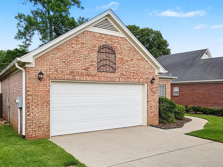 141 Canterbury Dr — Photo 36