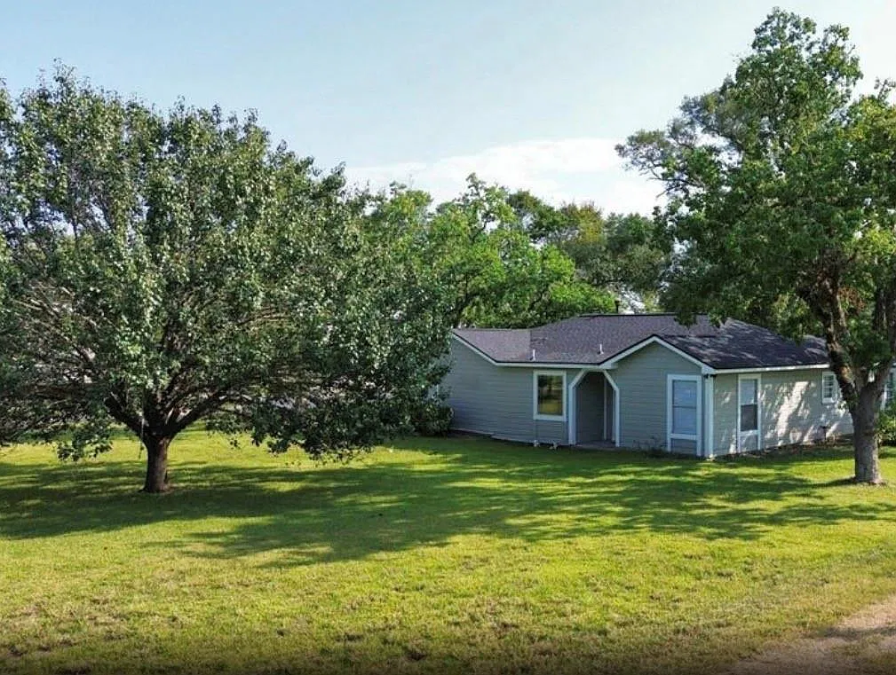 3 bed, 2.0 bath, 1945 sqft, $2,700 — Photo 1