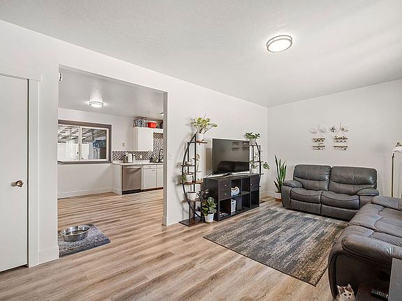 2nd image of 635 El Rancho Blvd