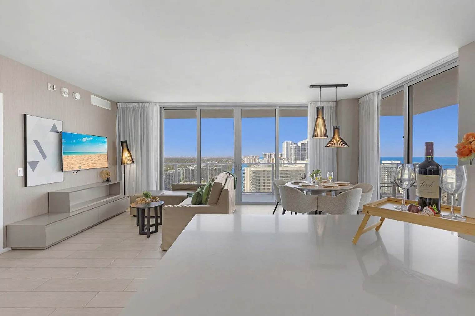 2 bed, 2.0 bath, 1097 sqft, $4,827 — Photo 2