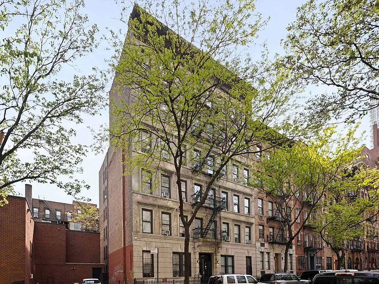 230 E 27th St #17 — Photo 9