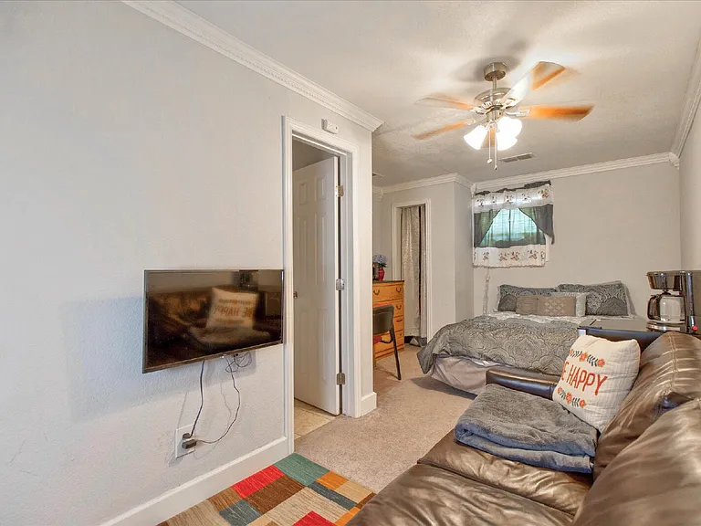 2801 W Biddison St — Photo 17