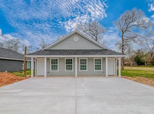 910 W School St, Livingston, TX 77351