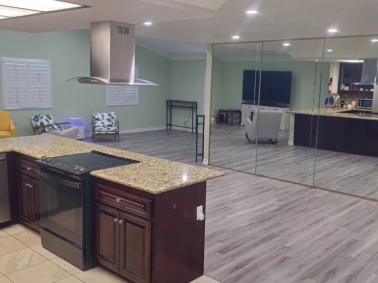 1095 Stillwell Ave #1095 — Photo 4